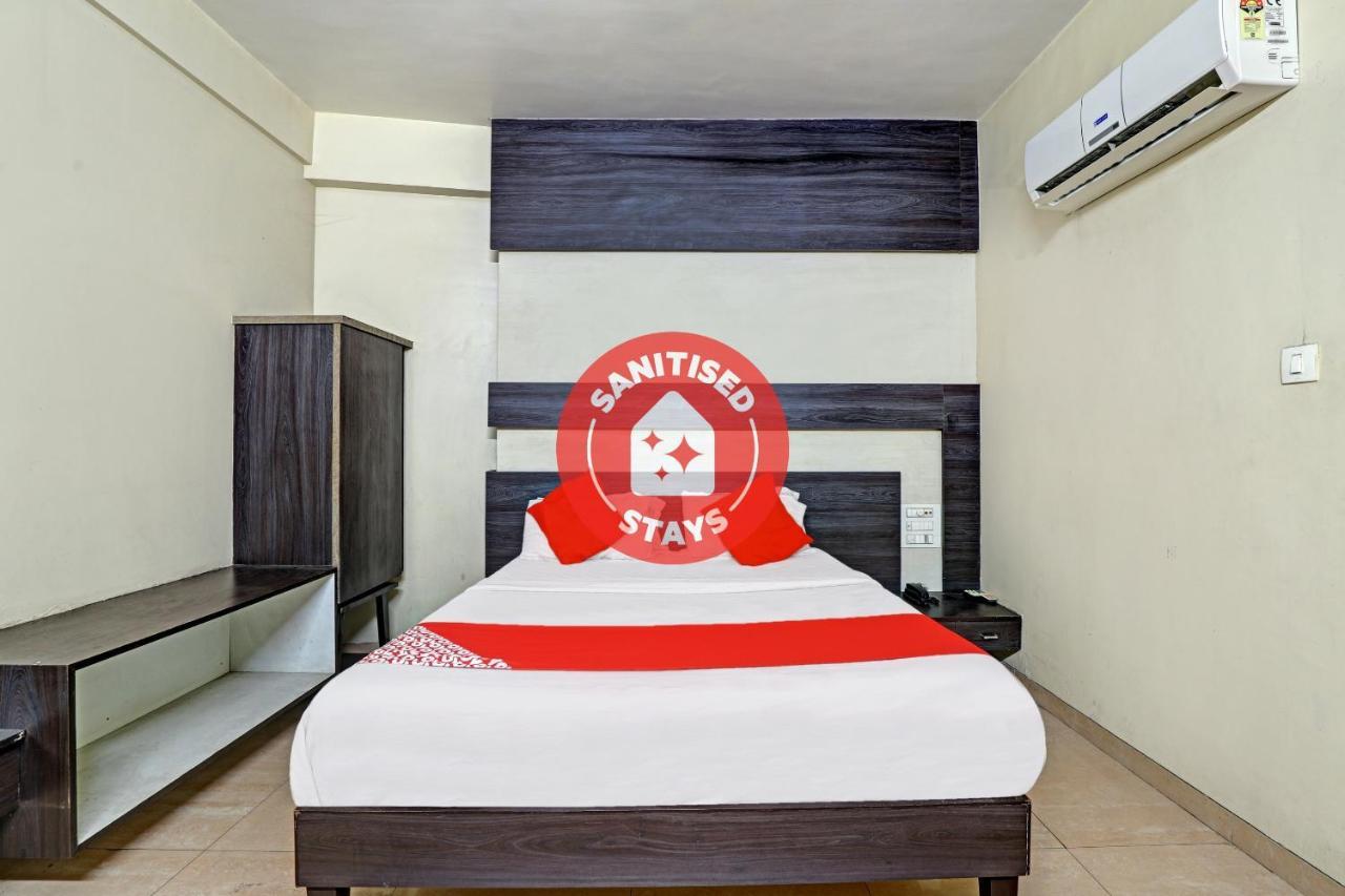 Oyo 82461 Hotel Darshan Banquet And Rooms Surate Extérieur photo