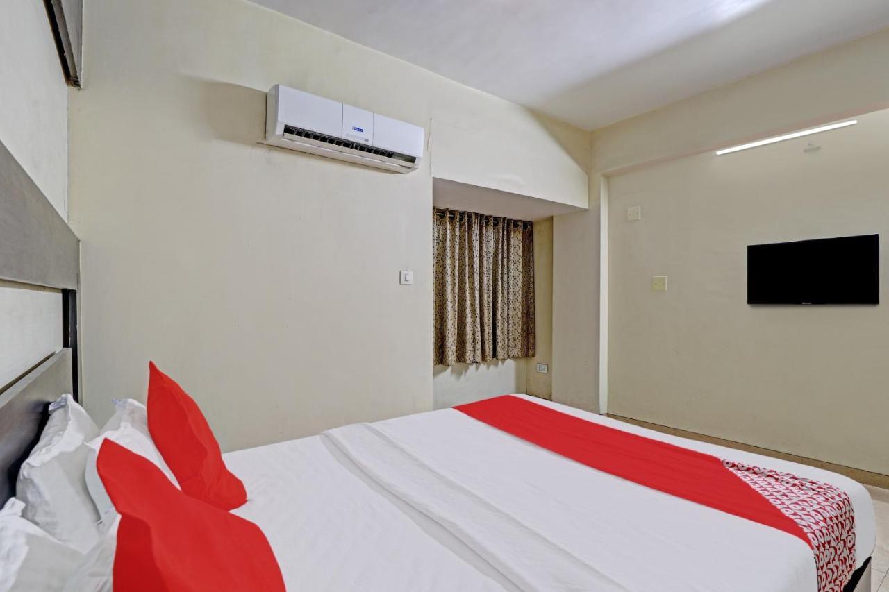 Oyo 82461 Hotel Darshan Banquet And Rooms Surate Extérieur photo