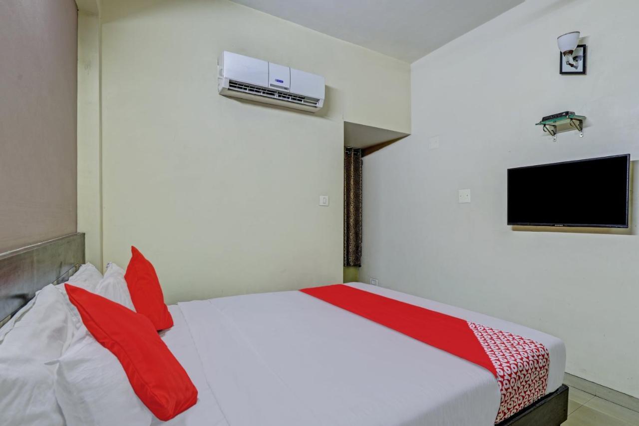 Oyo 82461 Hotel Darshan Banquet And Rooms Surate Extérieur photo